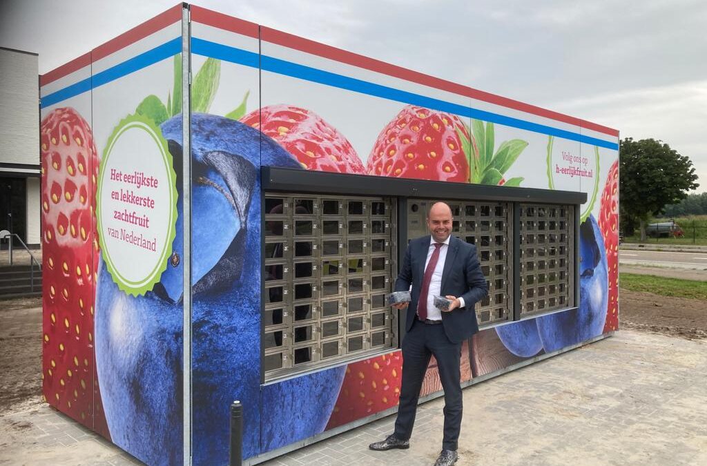 Wethouder Tegels opent H-eerlijk fruitautomaat in Hegelsom